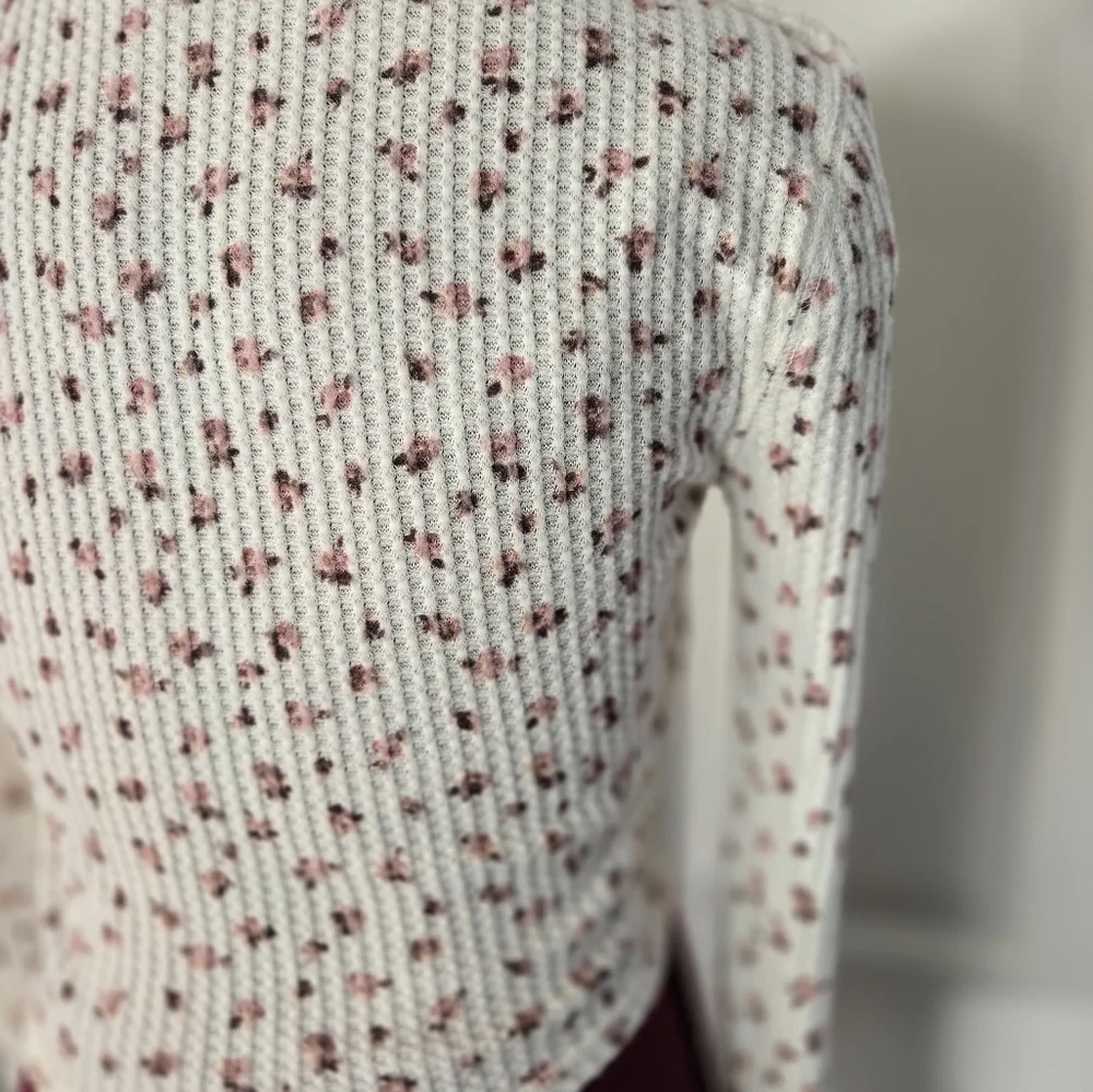 Aeropostale White Medium Waffle Knit Cropped Long Sleeve Floral Top - Picture 3 of 9